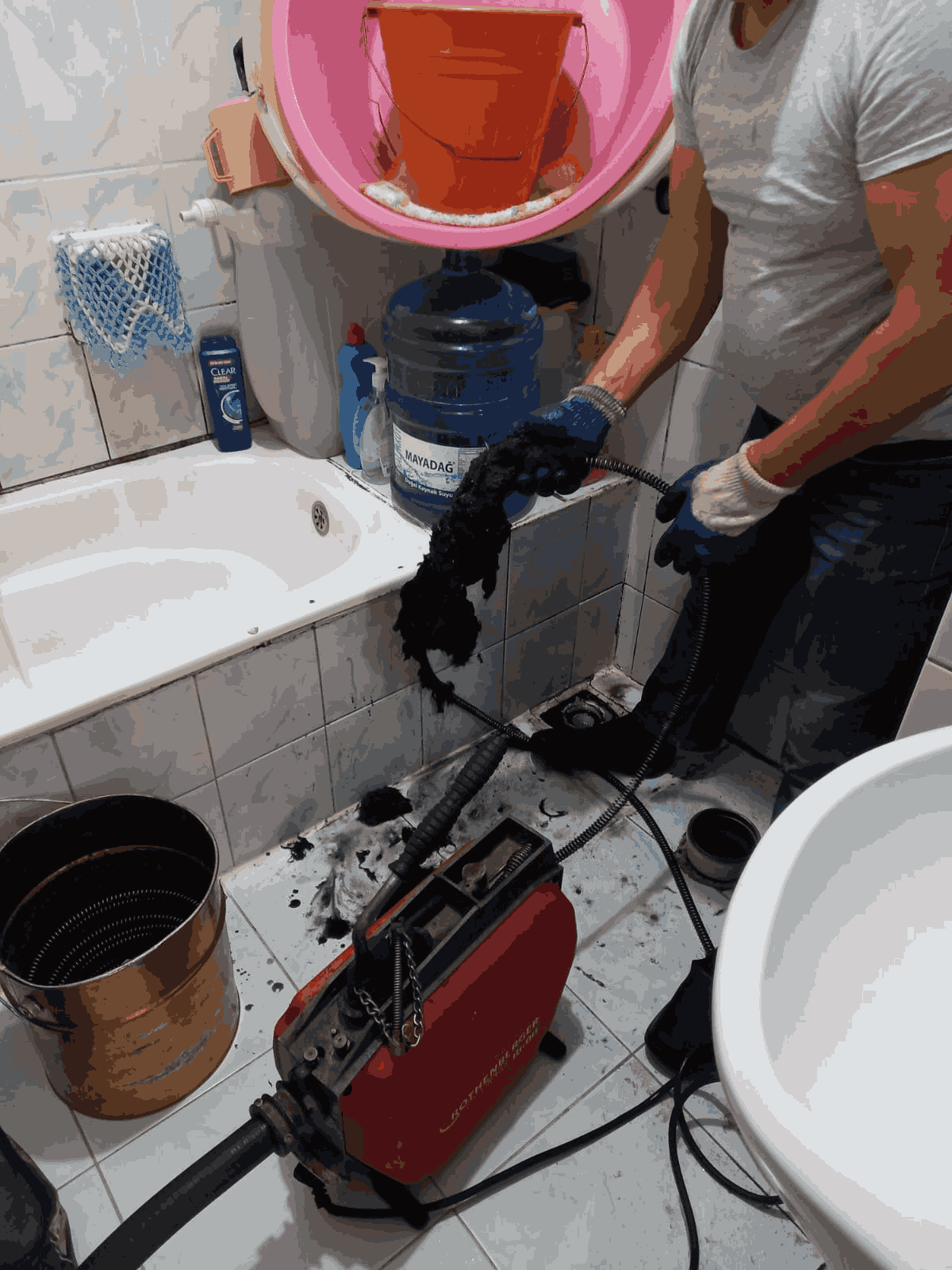 Profesyonel robotla banyo gideri açma ve temizleme işlemi